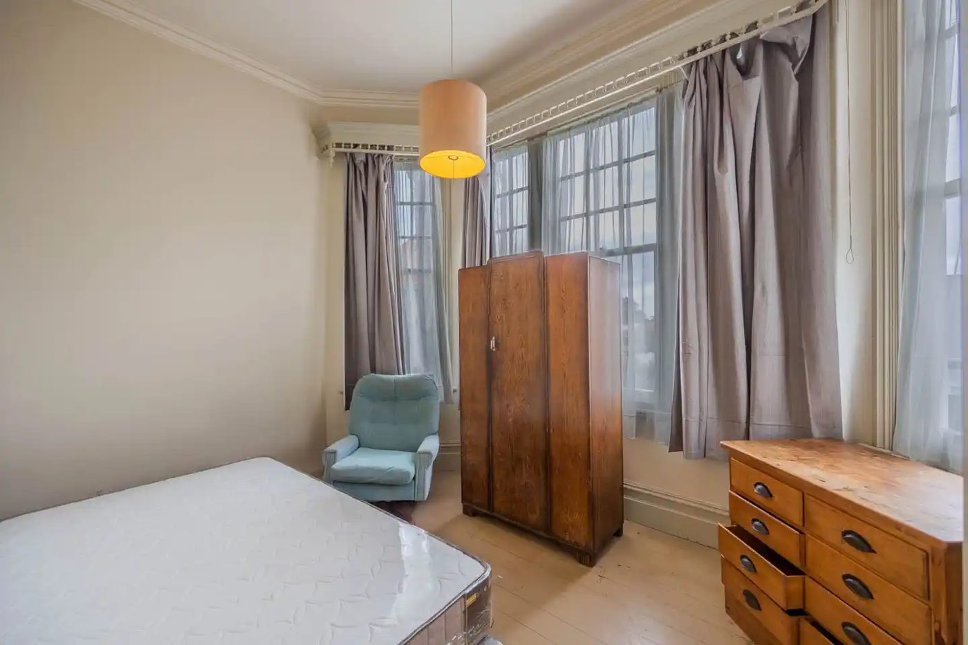 Woodside Lodge — room bay window